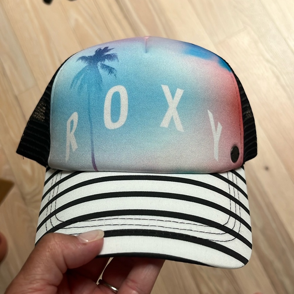 Roxy snapback hat, never worn